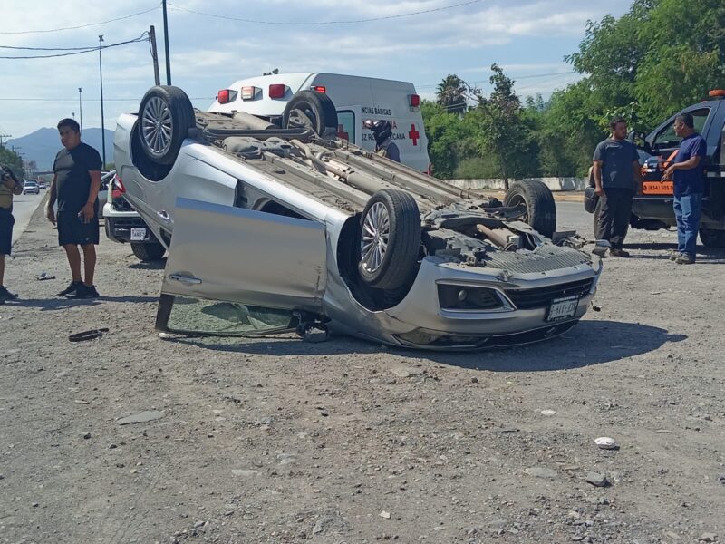 Choque en Eje Lázaro Cárdenas: Mujer Lesionada y Daños Materiales