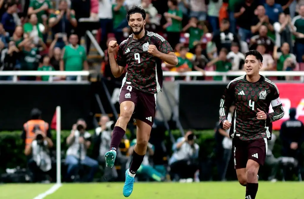 México derrota a Estados Unidos 2-0 en un partido clave