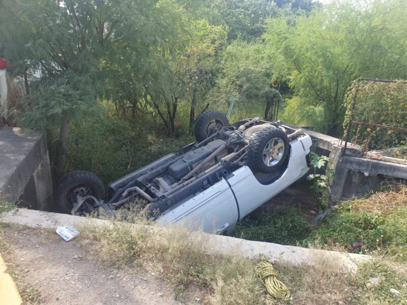 Camioneta cae a dren pluvial, solo daños materiales