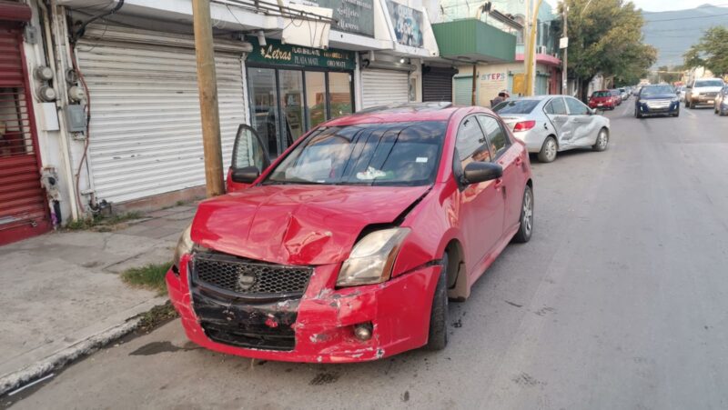 Choque de dos autos en Carrera Torres deja daños materiales, sin heridos