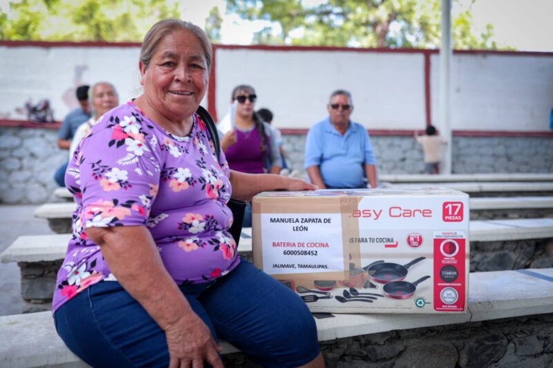 Cumplen Américo y María de Villarreal a las familias de Jaumave