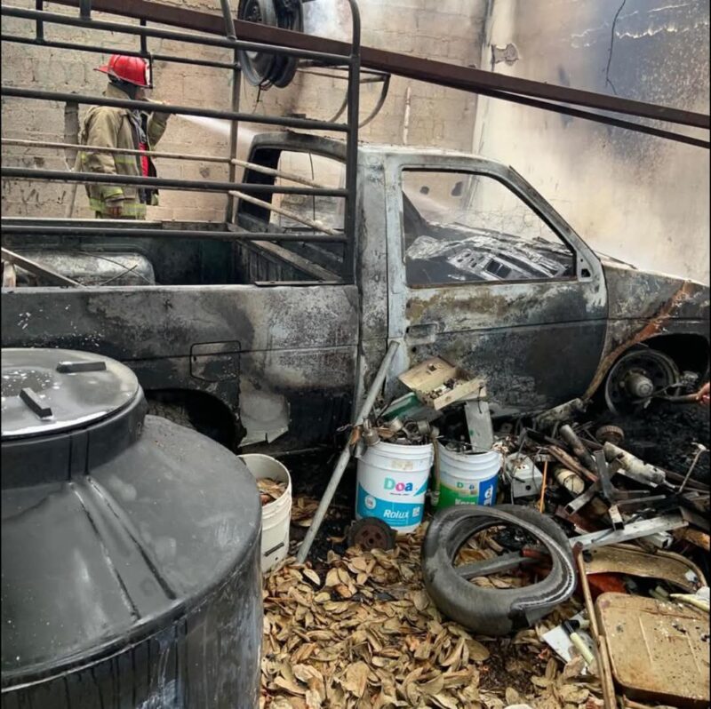 Camioneta Queda Calcinada por Incendio en la Colonia Horacio Terán