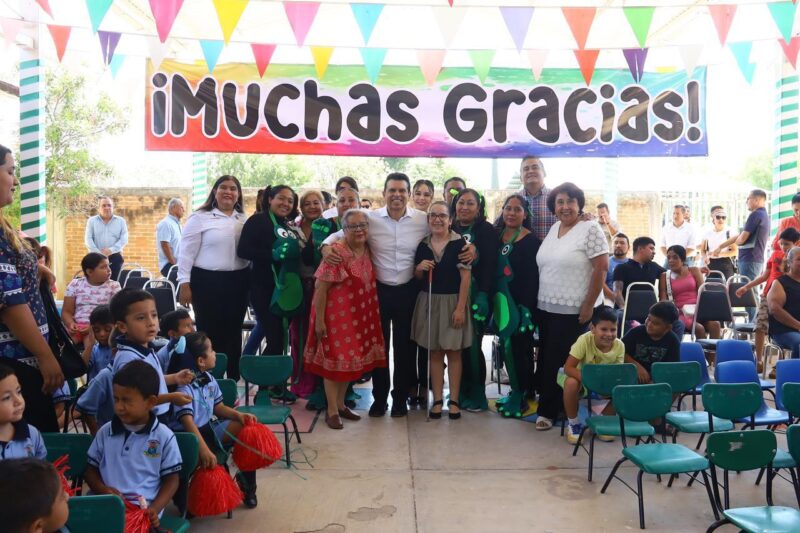 Entrega alcalde techumbre a Jardín de Niños América