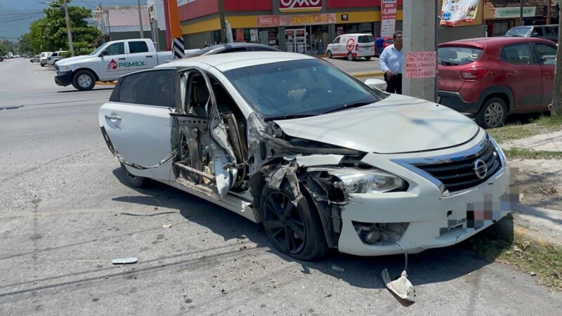 Choque entre auto y microbús deja daños y una joven lesionada