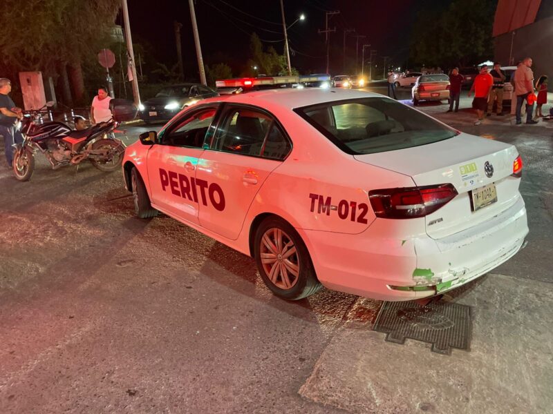 Familia en moto choca tras “cerrón” de auto en bulevar Tamaulipas