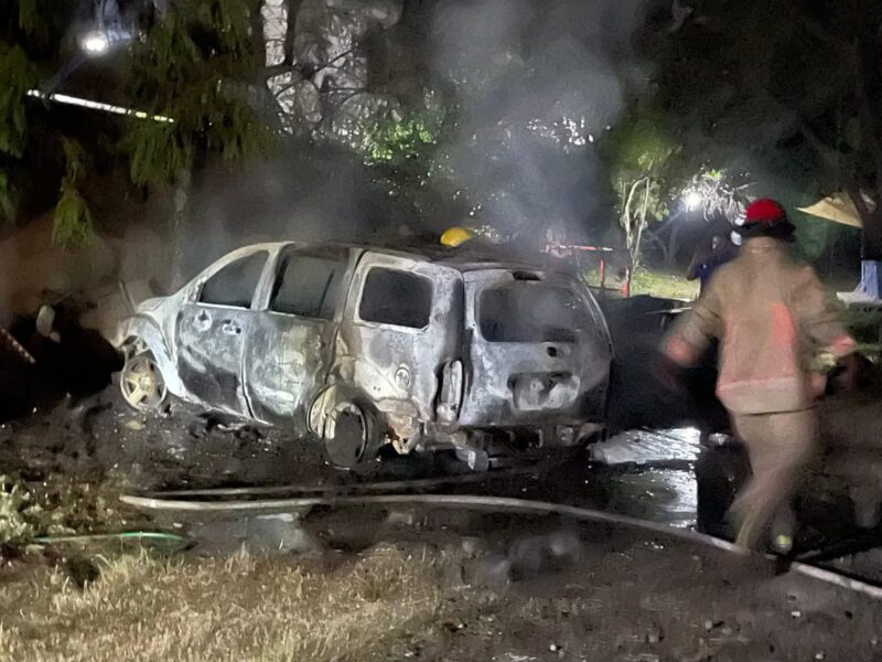 Camioneta queda en pérdida total tras incendio en Las Flores