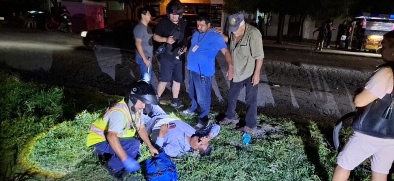 Peatón ebrio causa accidente; motociclista acaba hospitalizado