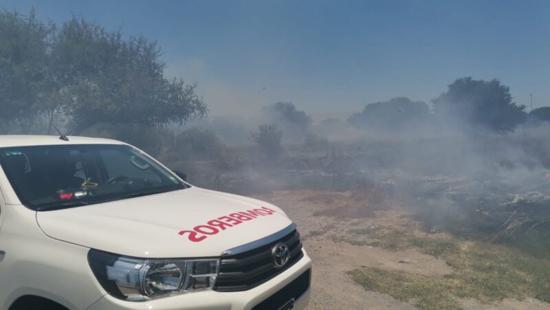 Sofocan incendio de zacatal al norte de la ciudad