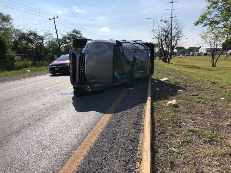 Familia de Monterrey vuelca en el Libramiento Naciones Unidas