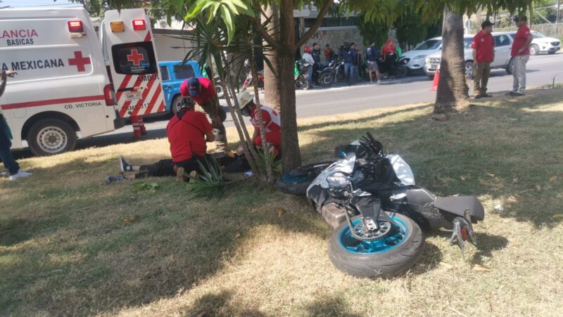 Motociclista sufre probable fractura tras chocar contra palma en bulevar López Mateos