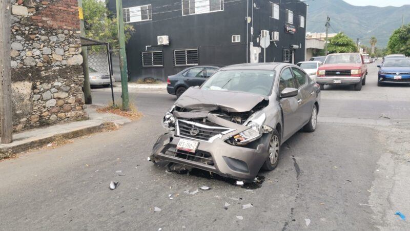 Conductor destroza su Nissan al omitir alto