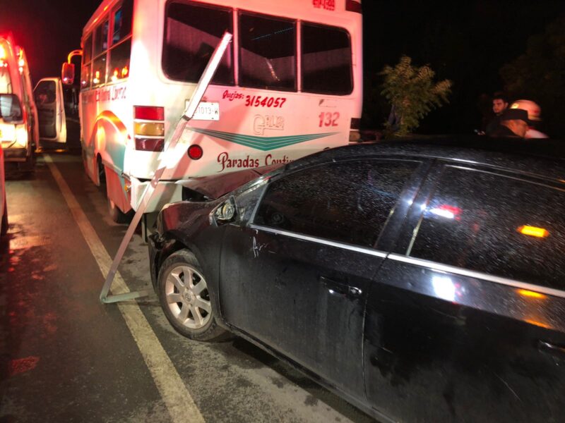 Mujer pierde el control y arrolla a tres personas en Victoria; hay cuatro lesionados