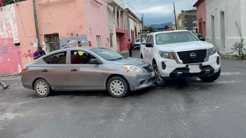 Ignora alto y provoca accidente en el centro