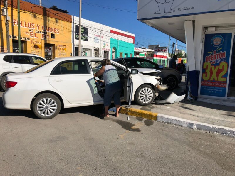 Conductor omite alto y provoca choque en la colonia Guadalupe Mainero