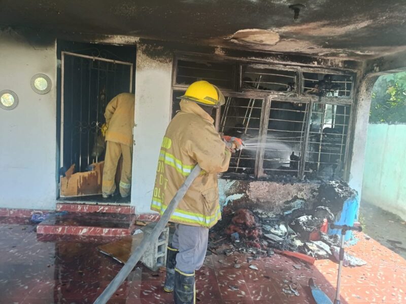 Controlan bomberos incendio en vivienda de la colonia Chapultepec