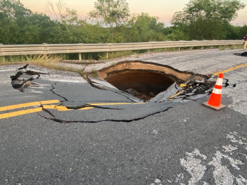 Se abre socavón y cierran carretera