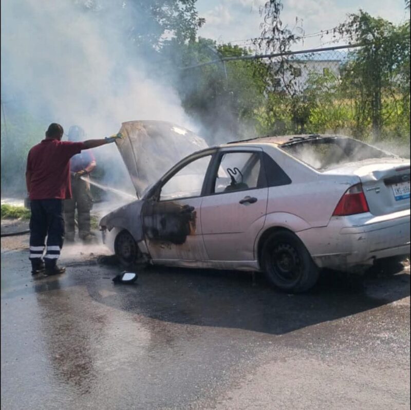 Vehículo se incendia en la Avenida 20 de Noviembre