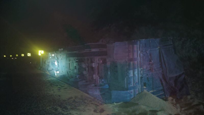 Volcadura de tráiler bloquea carretera Juan Capitán–El Chihue