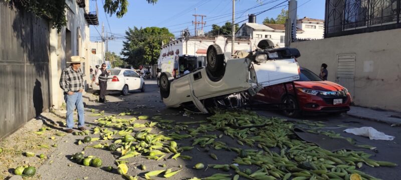 Choque y volcadura deja cinco lesionados en Victoria