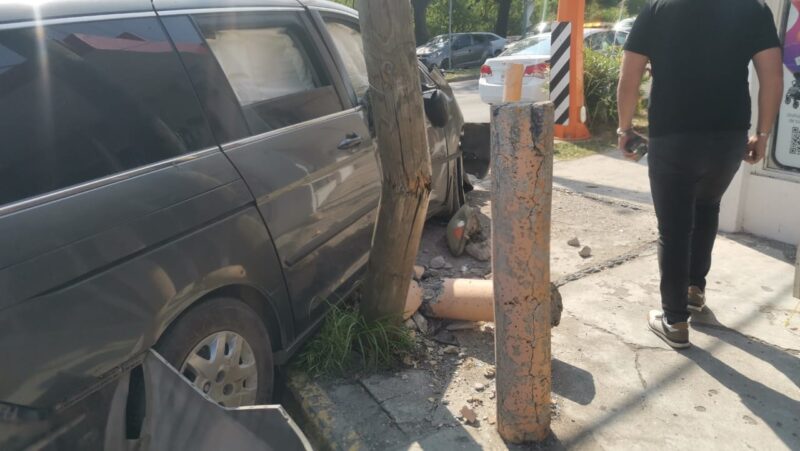 Choque proyecta camioneta contra negocio y parte poste en dos