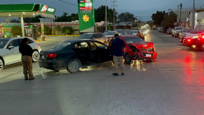 Cuatro lesionados en fuerte choque en el Eje Vial