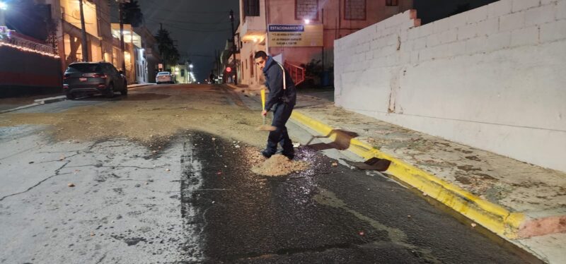 Atienden derrame de aceite en la Zona Centro de Reynosa
