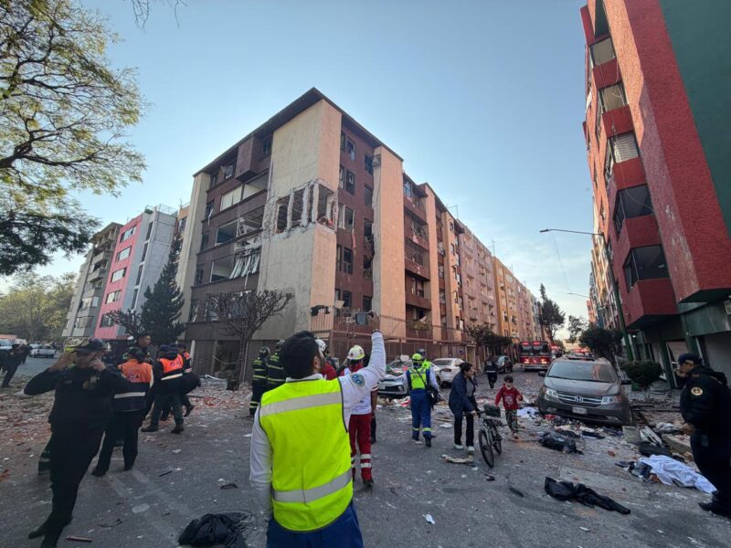 Explosión por presunta fuga de gas deja cuatro heridos y daños en edificios de Coyoacán