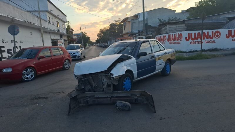 Ignora alto y provoca fuerte choque en la Colonia Obrera