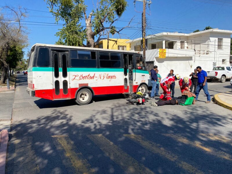 Motociclista choca con microbús en la zona centro