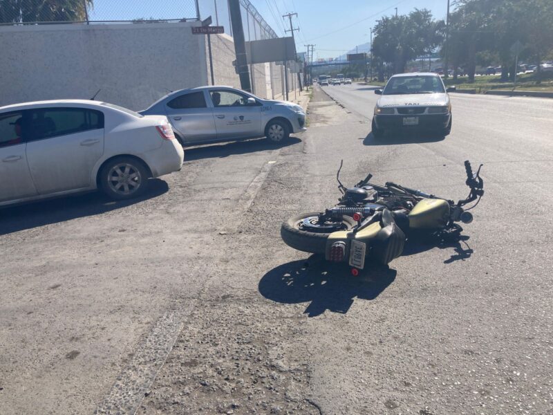 Motociclista se accidenta tras rebasar por ciclovía