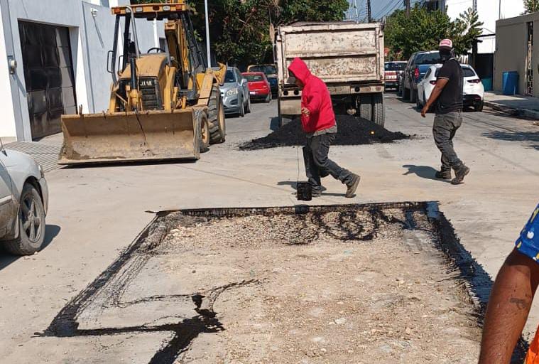 Continúa plan de bacheo en calles de Victoria