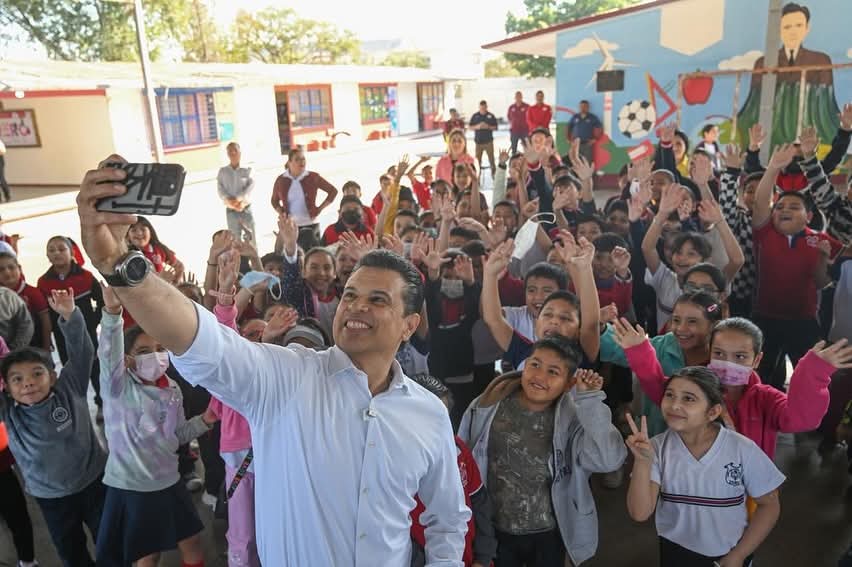 Cumple Lalo Gattás a alumnos y maestros de la primaria José Martínez y Martínez
