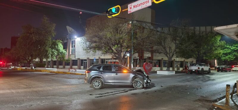 Conductor ebrio choca, derriba barda de iglesia y huye en el Centro