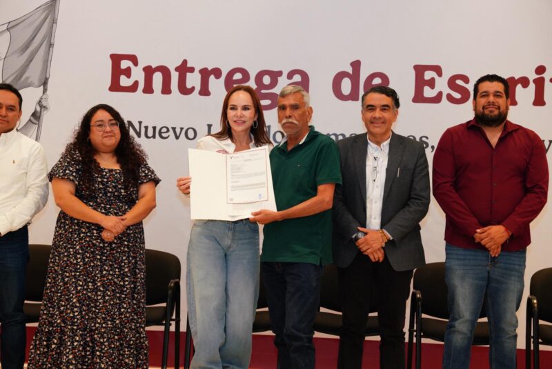 Carmen Lilia Canturosas entrega 200 escrituras a familias de Nuevo Laredo