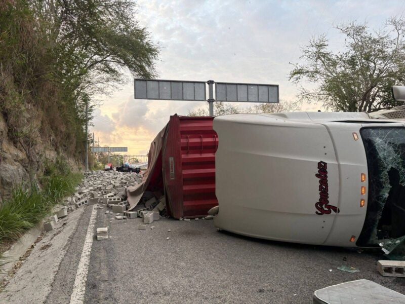 Tragedia en el Puente Tampico: Fallece trailero tras aparatosa volcadura