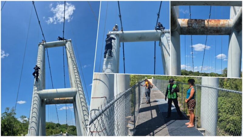 Rescatan a mujer que subió a zona peligrosa en puente de Xicoténcatl