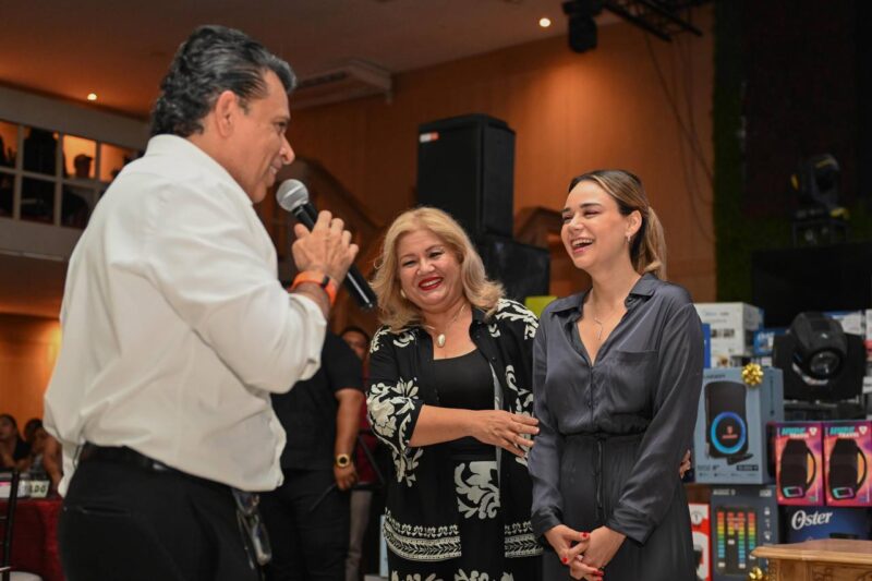 Festejan Lucy y Lalo a las Mamás de Victoria.