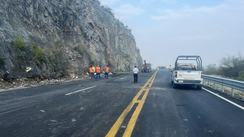 Reabren circulación en Rumbo Nuevo tras volcadura de tráiler pipa