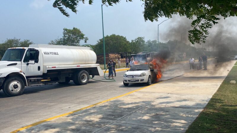 Arde vehículo junto al Parque Bicentenario