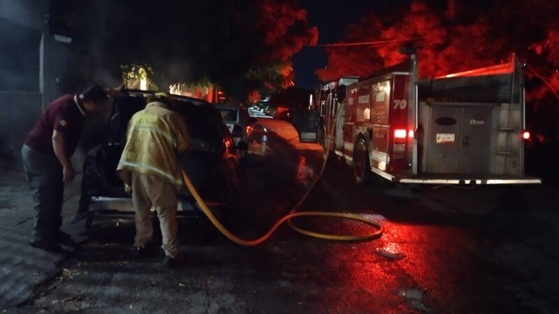 Vehículo se incendia en la López Mateos