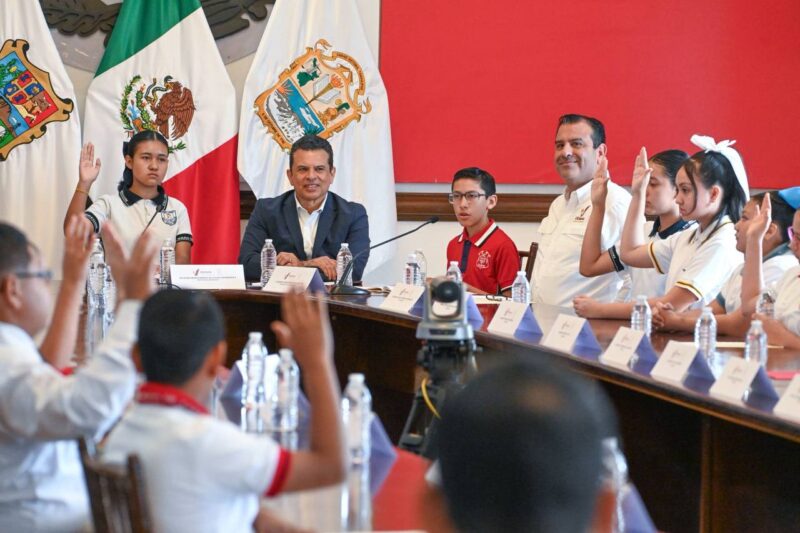 Viven niños victorenses un Día en el Cabildo.